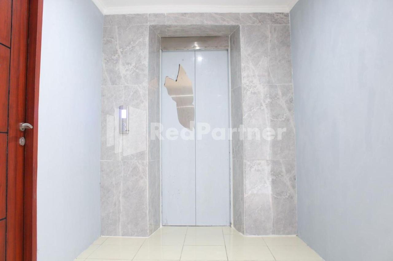 Brahma Hotel Mitra Reddoorz Jakarta Exterior photo