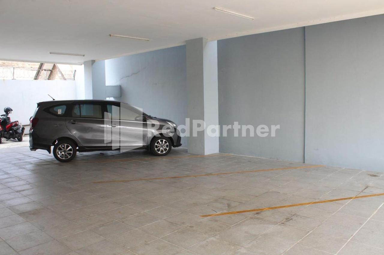Brahma Hotel Mitra Reddoorz Jakarta Exterior photo