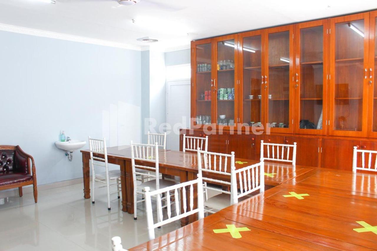 Brahma Hotel Mitra Reddoorz Jakarta Exterior photo